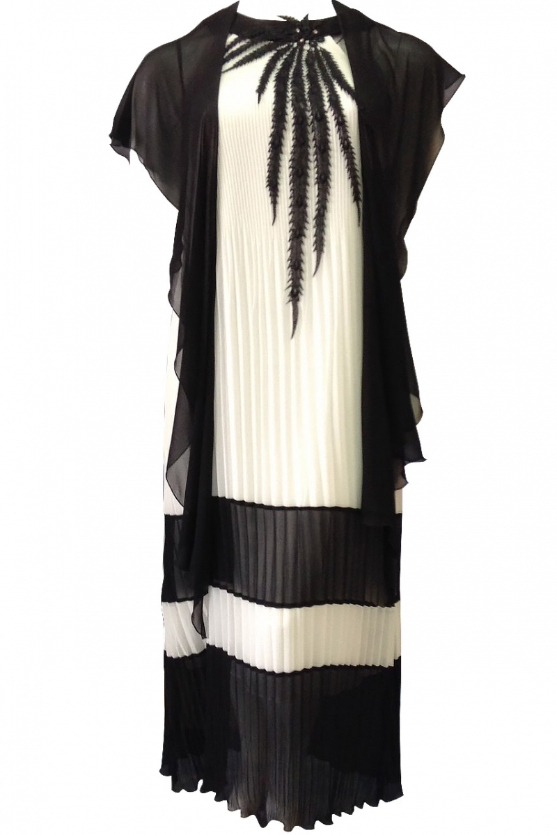 Плиссированное черно-белое платье с накидкой